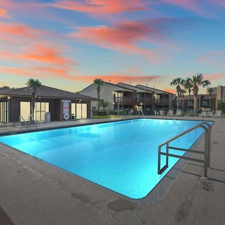 Experience Starlit Nights From Beach Happy'S Balcony Overlooking The Community Pool At Beachwalk Villa Панама Сити Бийч Екстериор снимка