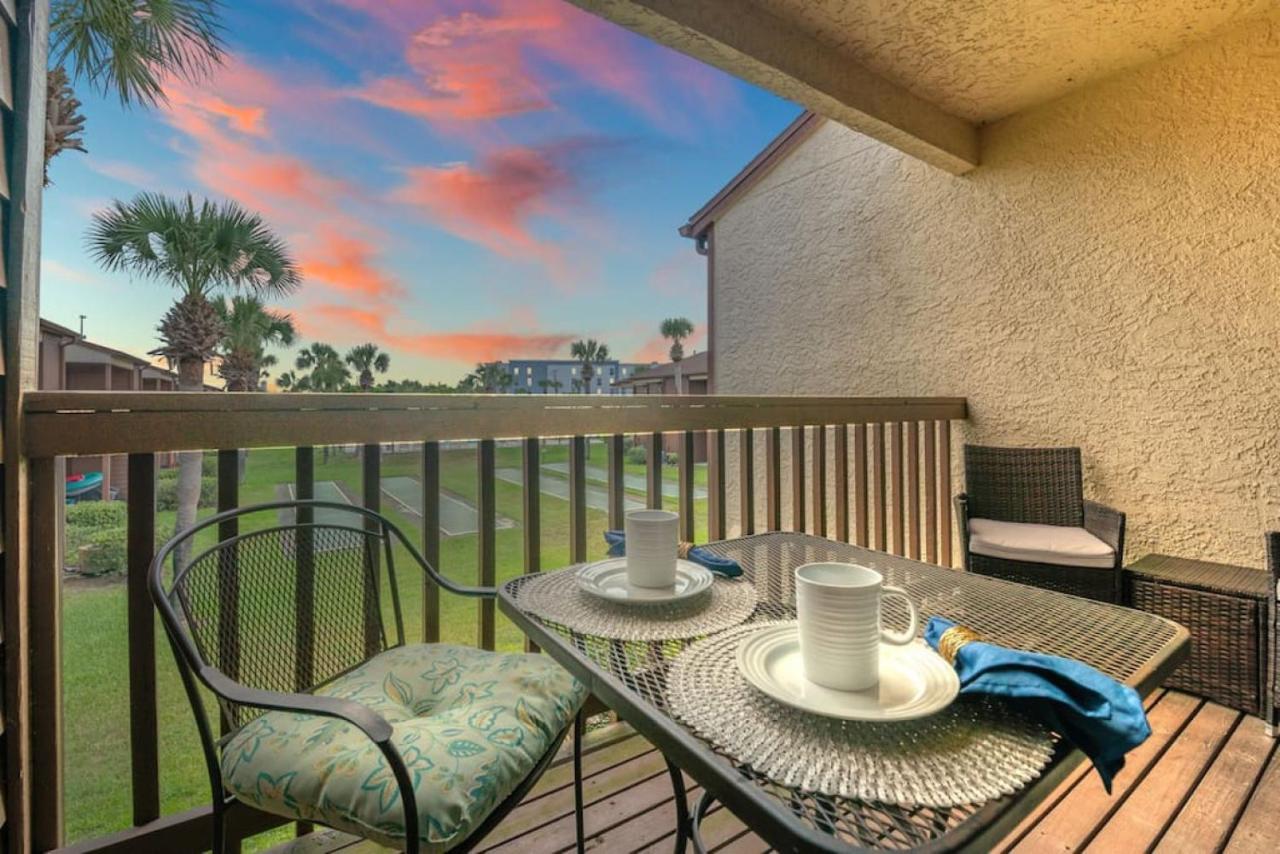 Experience Starlit Nights From Beach Happy'S Balcony Overlooking The Community Pool At Beachwalk Villa Панама Сити Бийч Екстериор снимка