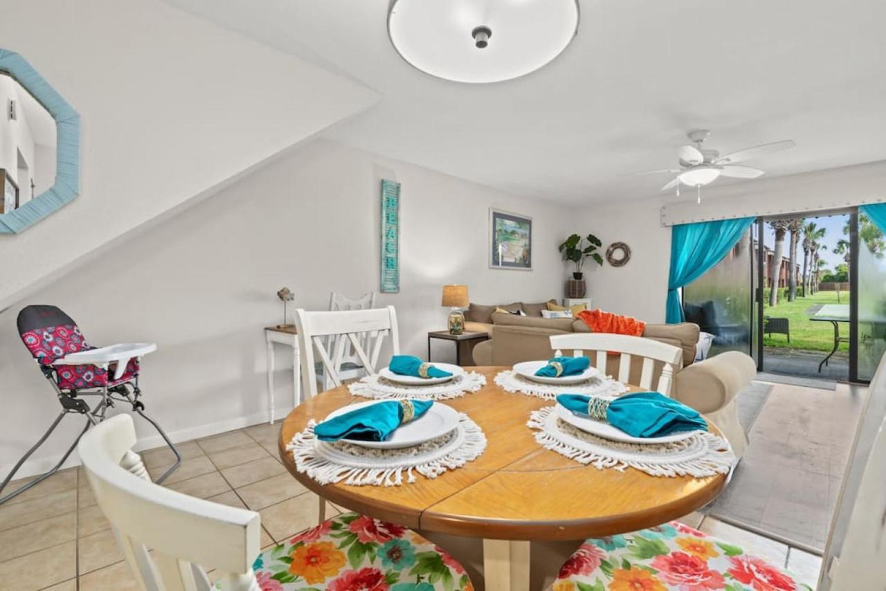 Experience Starlit Nights From Beach Happy'S Balcony Overlooking The Community Pool At Beachwalk Villa Панама Сити Бийч Екстериор снимка