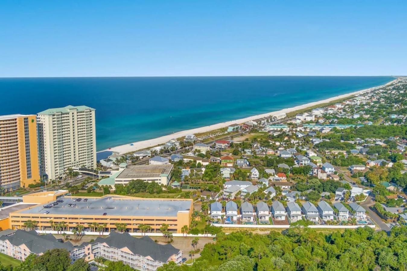 Experience Starlit Nights From Beach Happy'S Balcony Overlooking The Community Pool At Beachwalk Villa Панама Сити Бийч Екстериор снимка
