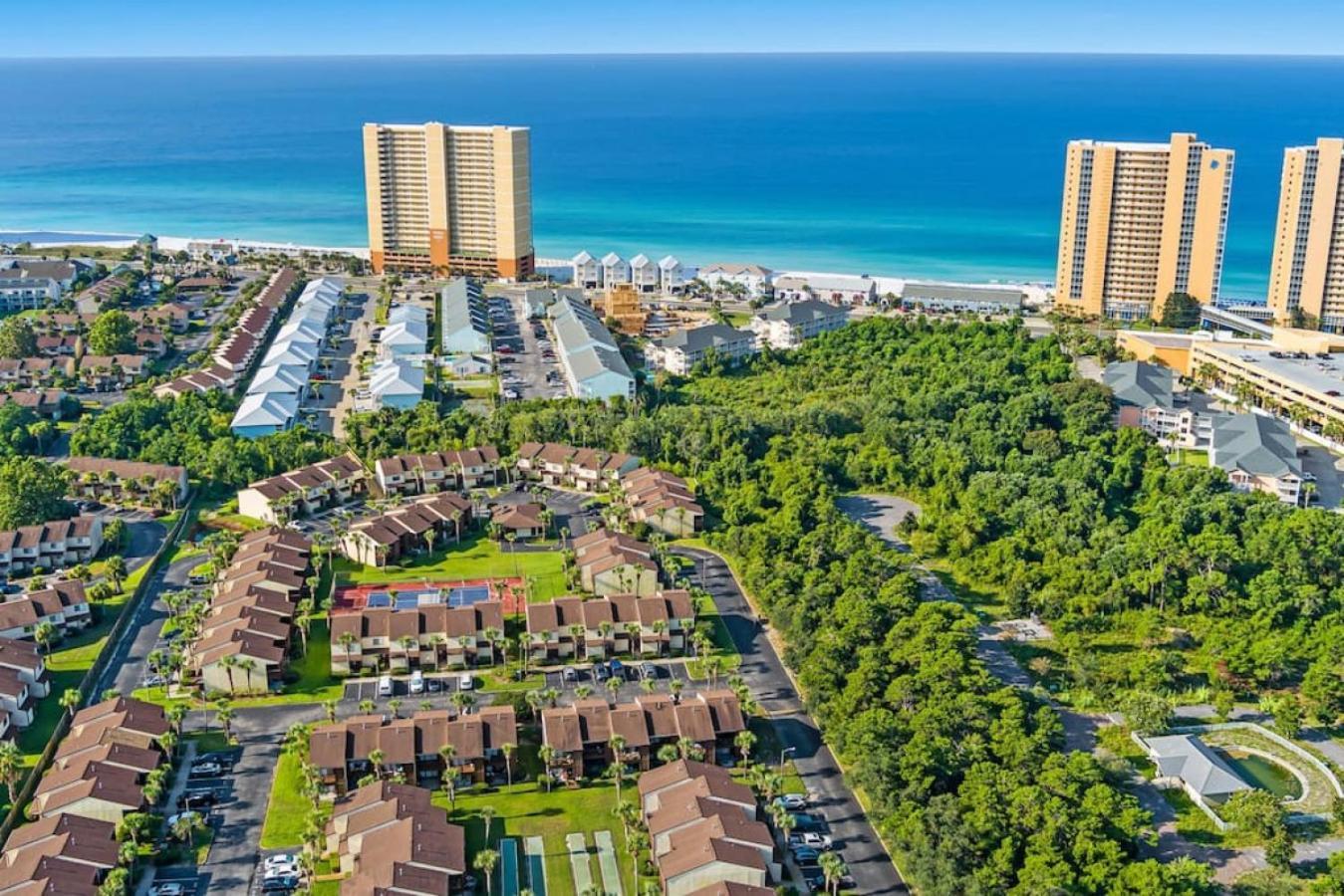 Experience Starlit Nights From Beach Happy'S Balcony Overlooking The Community Pool At Beachwalk Villa Панама Сити Бийч Екстериор снимка